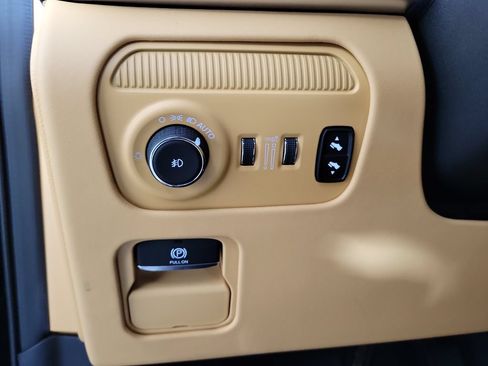 Used 2025 Jeep Grand Wagoneer Series III w/ Rear Seat Video Group 1 AWD/4WD image 13