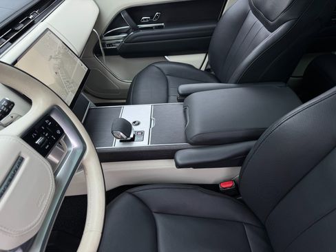 Used 2024 Land Rover Range Rover SE image 12
