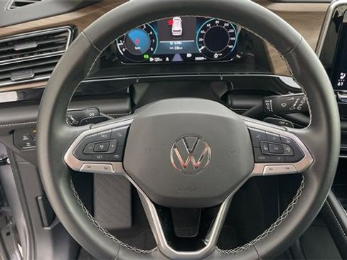 Used 2025 Volkswagen Atlas SE image 14