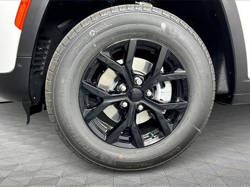 New 2025 Jeep Grand Cherokee Altitude image 12