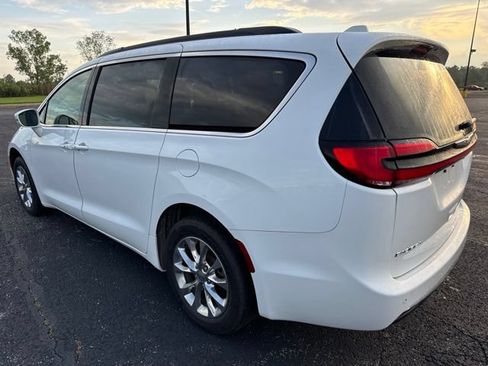 Used 2022 Chrysler Pacifica Touring-L AWD/4WD image 6
