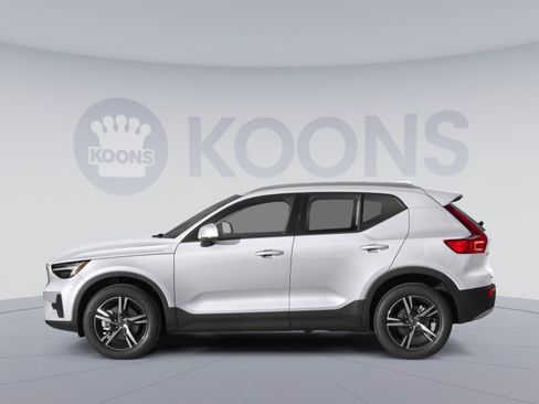 Used 2023 Volvo XC40 B5 Plus w/ Driver Assist Package AWD/4WD image 4