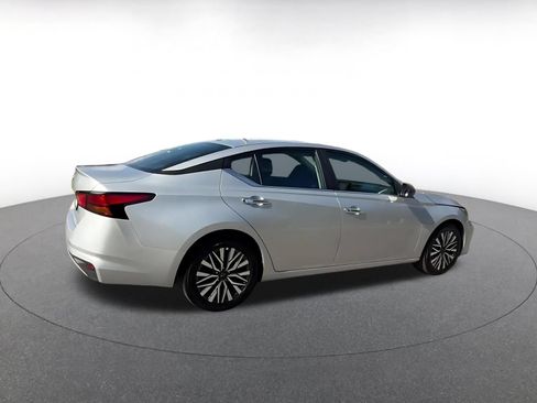 Used 2025 Nissan Altima 2.5 SV FWD image 14