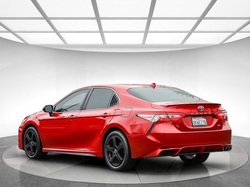 Used 2019 Toyota Camry SE image 2