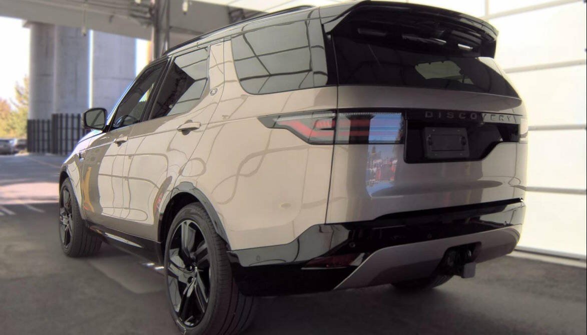 Used 2024 Land Rover Discovery Dynamic SE AWD/4WD image 7