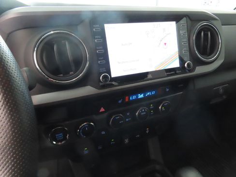 Used 2023 Toyota Tacoma TRD Off-Road w/ TRD Premium Off Road Package AWD/4WD image 18