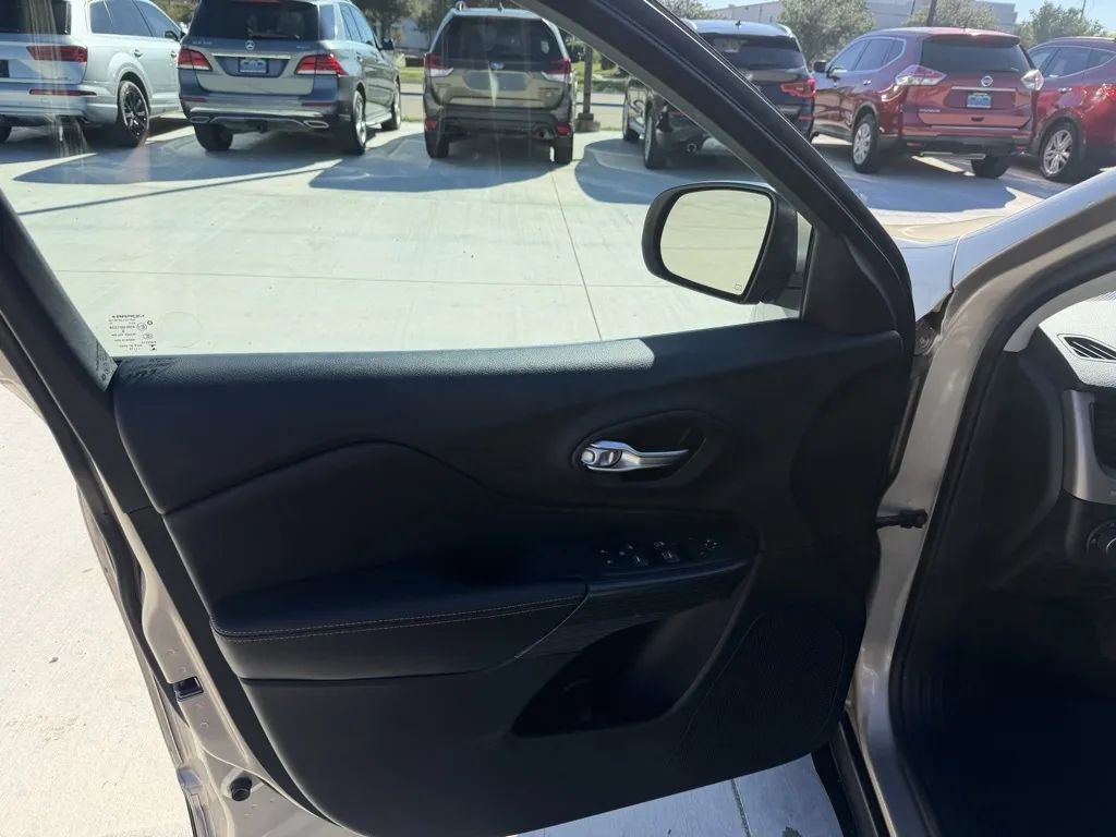 Used 2015 Jeep Cherokee Limited FWD image 13