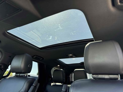 Used 2018 Land Rover Discovery HSE image 14