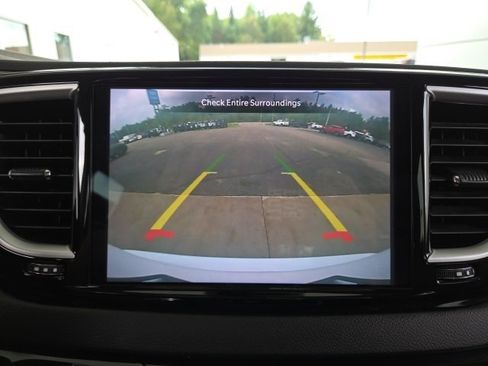 Used 2022 Chrysler Pacifica Touring-L image 12