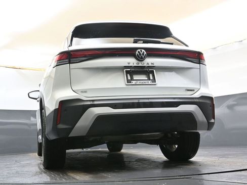 Used 2025 Volkswagen Tiguan SE w/ Panoramic Sunroof Package image 40