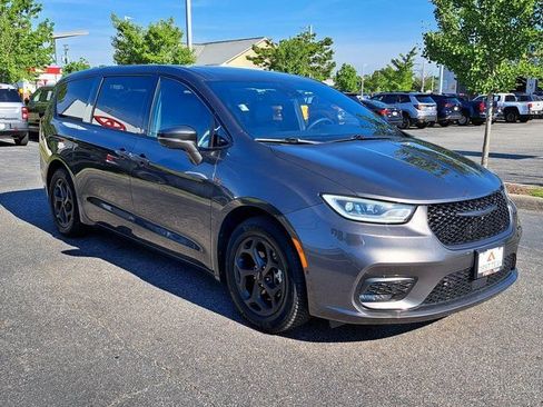 Used 2022 Chrysler Pacifica Limited w/ S Appearance Package FWD image 6