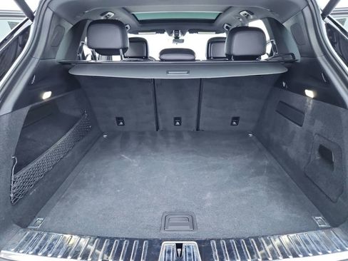 Used 2021 Porsche Cayenne w/ Driver Memory Package image 39