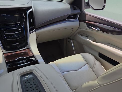 Used 2015 Cadillac Escalade Luxury AWD/4WD image 14