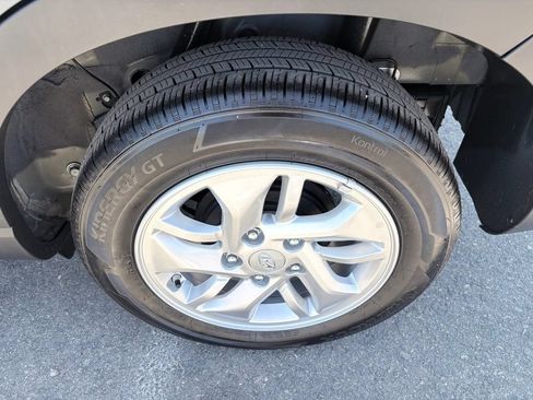 Used 2025 Hyundai Venue SE FWD image 22