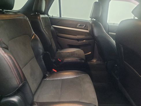 Used 2018 Ford Explorer XLT w/ Equipment Group 202A AWD/4WD image 19