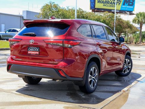 Used 2023 Toyota Highlander XLE AWD/4WD image 3
