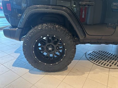 Used 2023 Jeep Wrangler Sahara image 25