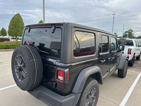 Used 2025 Jeep Wrangler Unlimited Sport AWD/4WD image 2