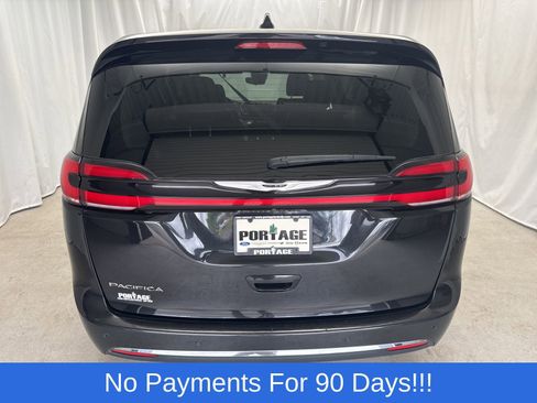 Used 2023 Chrysler Pacifica Touring-L FWD image 4
