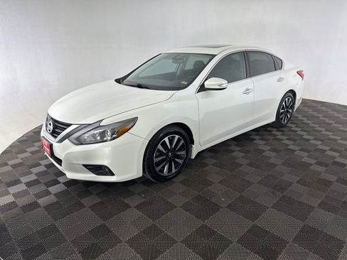 Used 2017 Nissan Altima 2.5 SL w/ Technology Package FWD image 3