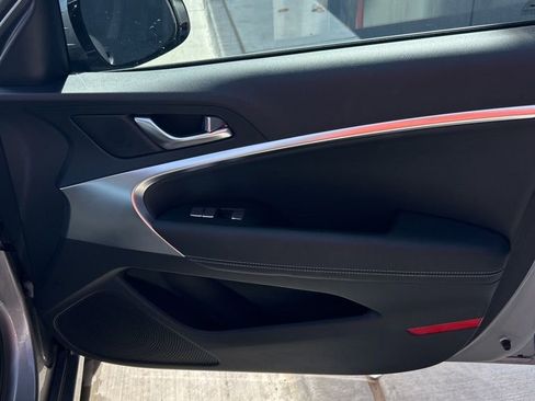 Used 2025 Genesis G70 2.5T image 16