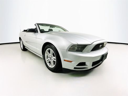 Used 2014 Ford Mustang Convertible image 3