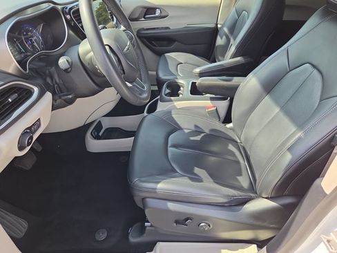 Used 2023 Chrysler Pacifica Touring-L FWD image 10
