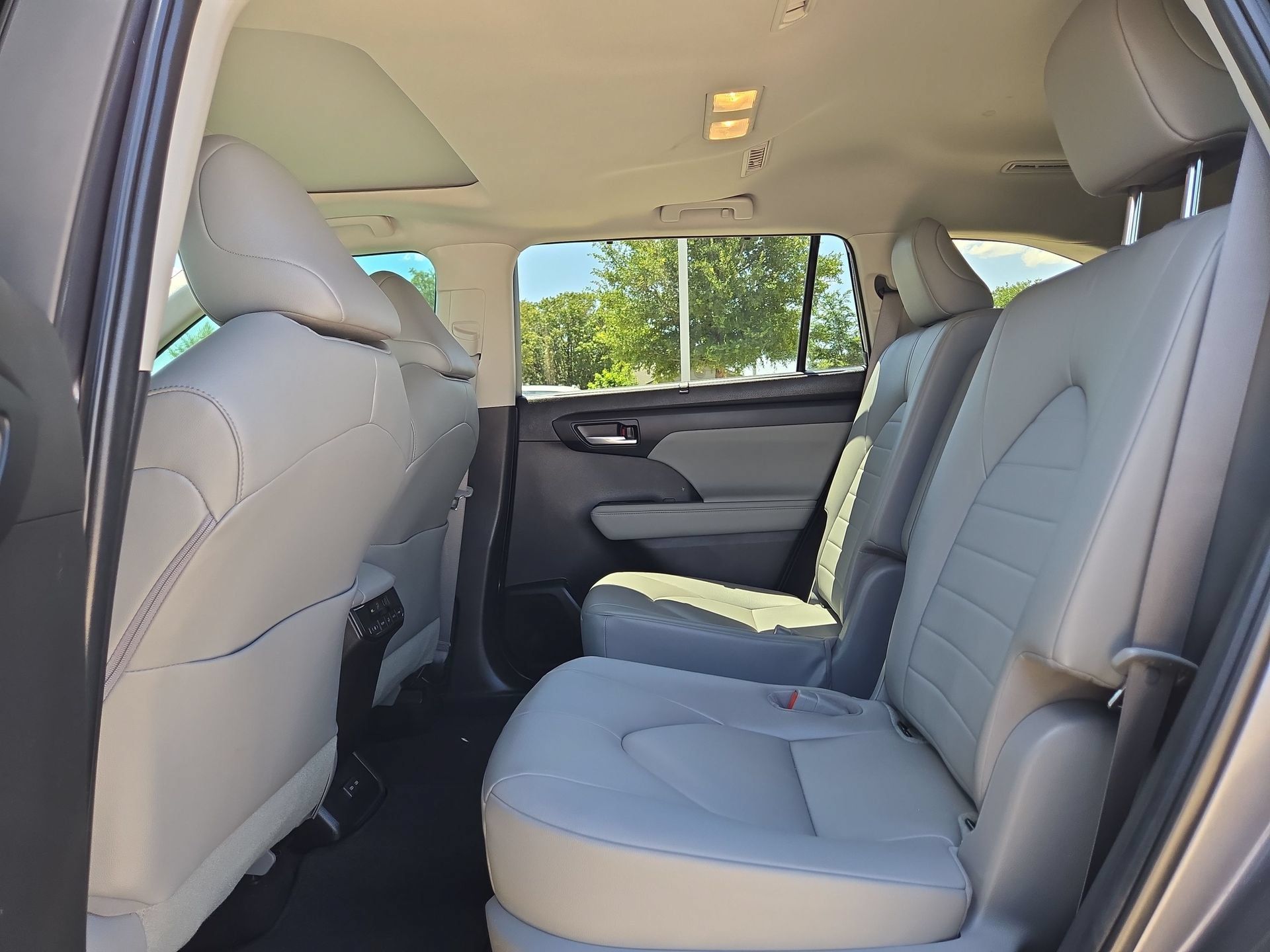 Used 2023 Toyota Highlander XLE AWD/4WD image 13