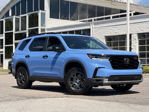 Used 2025 Honda Pilot TrailSport image 2