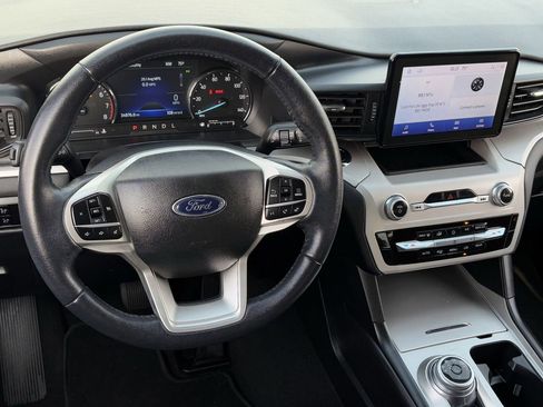 Used 2023 Ford Explorer XLT image 12