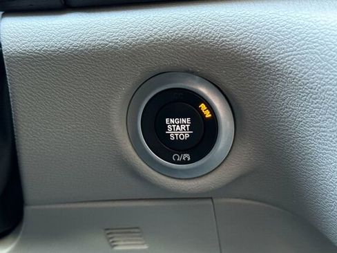 Used 2023 Chrysler Pacifica Touring-L image 23