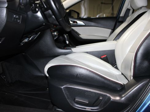 Used 2017 MAZDA MAZDA3 Grand Touring w/ Premium Equipment Package FWD image 28