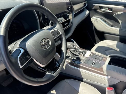 Used 2023 Toyota Highlander Limited AWD/4WD image 9