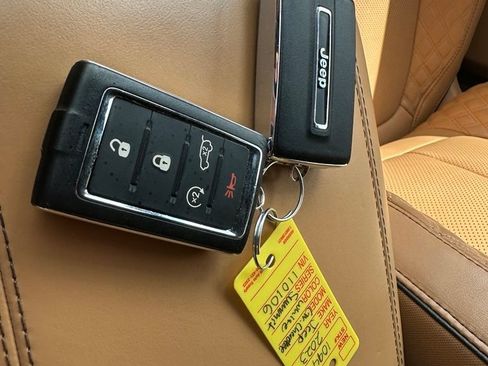 Used 2023 Jeep Grand Cherokee L Summit AWD/4WD image 8