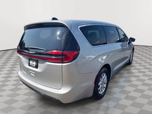 Used 2023 Chrysler Pacifica Touring-L FWD image 6
