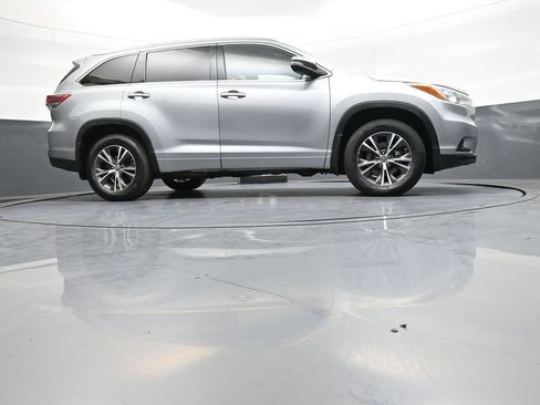 Certified 2016 Toyota Highlander XLE AWD/4WD image 31
