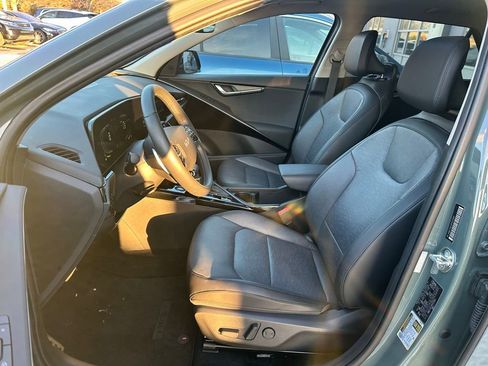 Used 2023 Kia Niro SX Touring image 13