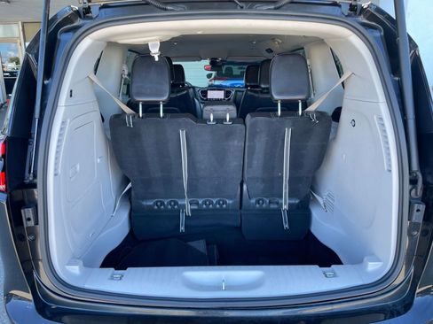 Used 2023 Chrysler Pacifica Touring-L image 34