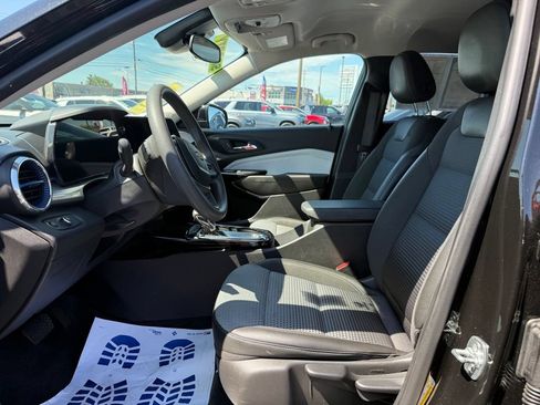 Used 2025 Chevrolet Trax LT FWD image 12