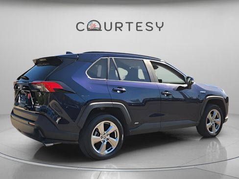 Used 2021 Toyota RAV4 XLE Premium image 5