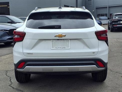 Used 2025 Chevrolet Trax LT FWD image 20