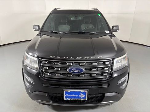 Used 2017 Ford Explorer XLT w/ Equipment Group 202A image 5