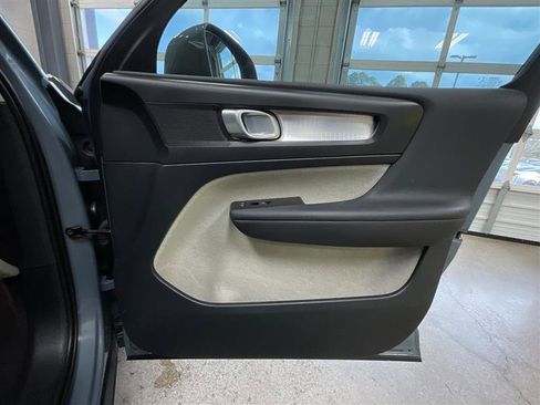 Used 2021 Volvo XC40 T5 Momentum image 25