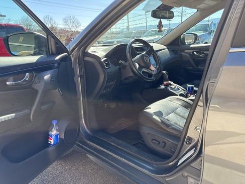 Used 2018 Nissan Rogue SL image 3