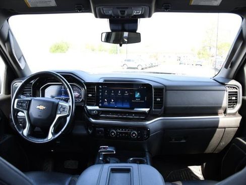 Used 2022 Chevrolet Silverado 1500 LT w/ Leather Package AWD/4WD image 14