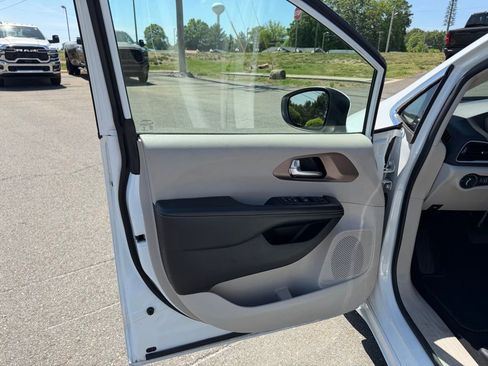 Used 2023 Chrysler Voyager LX FWD image 13