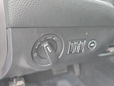 Used 2019 Dodge Challenger SXT RWD image 9