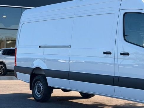 Used 2025 Mercedes-Benz Sprinter 2500 image 4