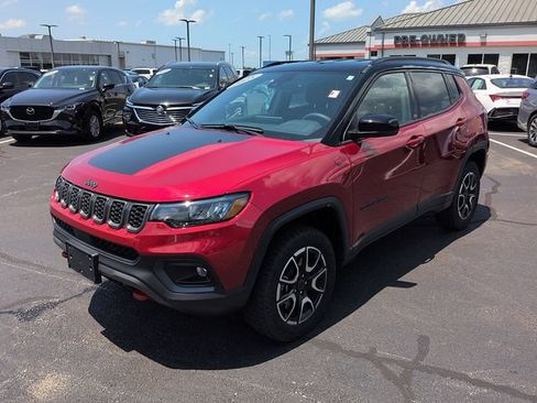 Used 2025 Jeep Compass Trailhawk AWD/4WD image 3
