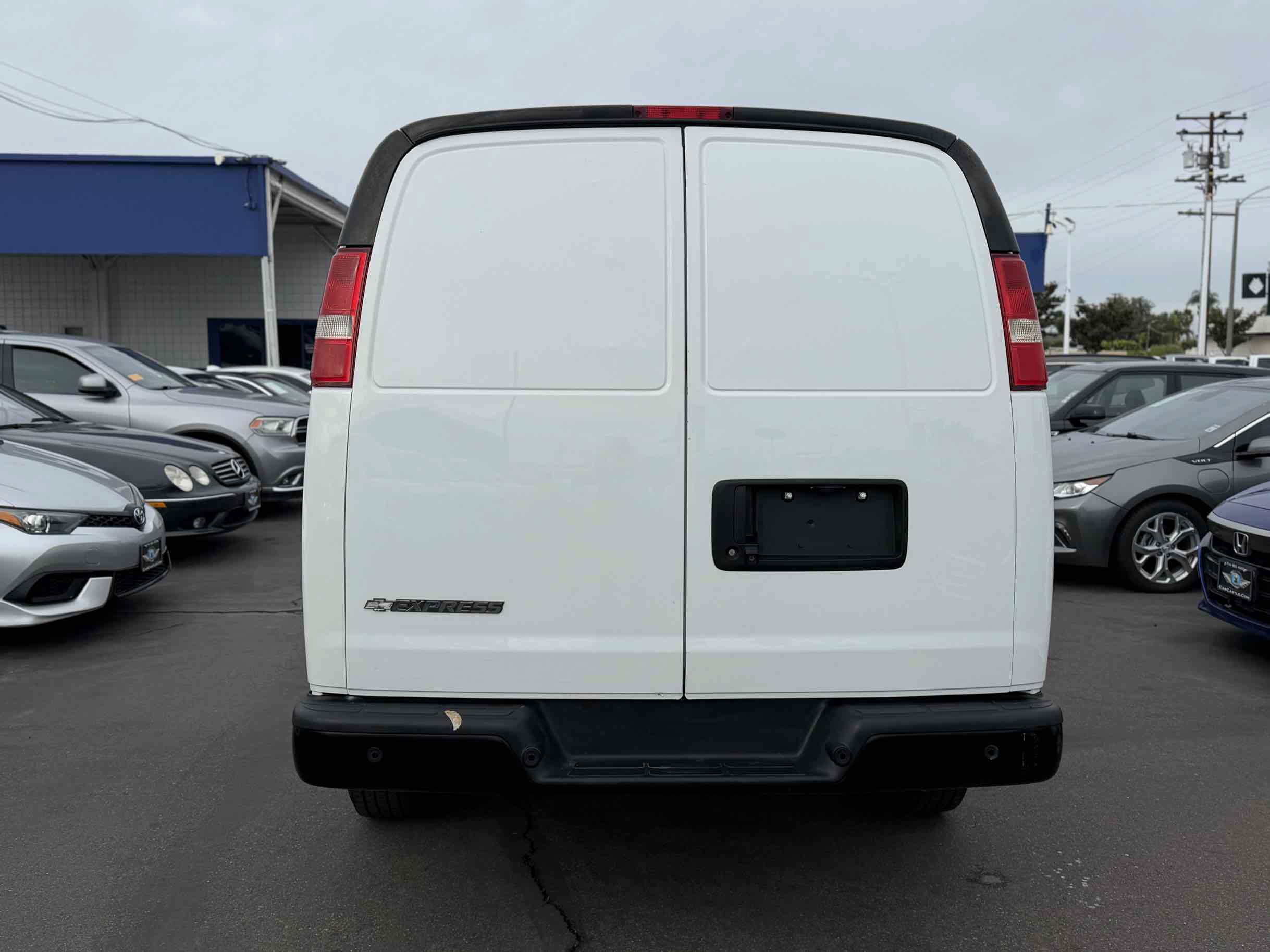 Used 2019 Chevrolet Express 3500 w/ Driver Convenience Package RWD image 4